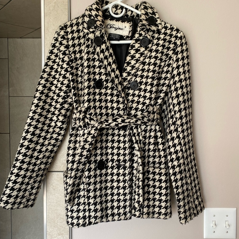 Jou Jou Black Blazer with Tailored Fit and Classic Design